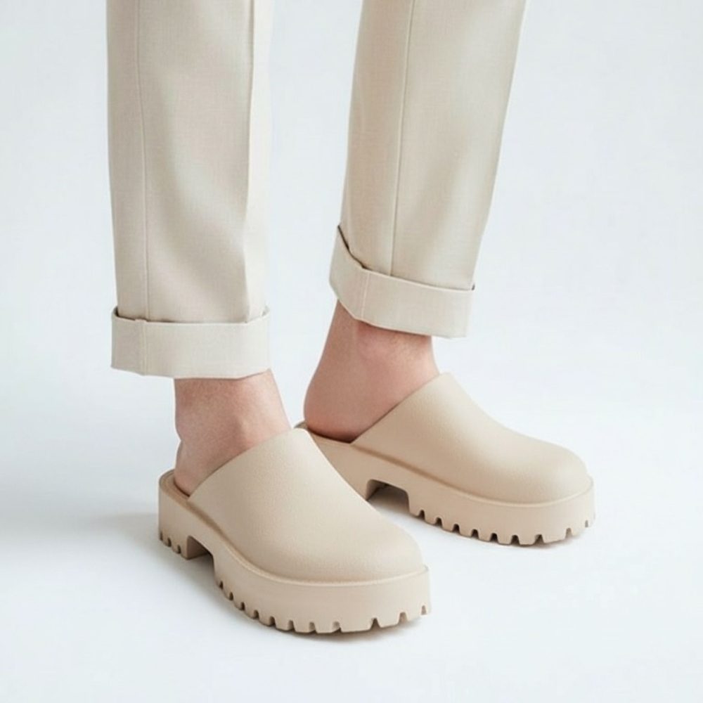 Jeffery Campbell Women’s Sz 8W Beige Slip-On lug sole Platform Clogs